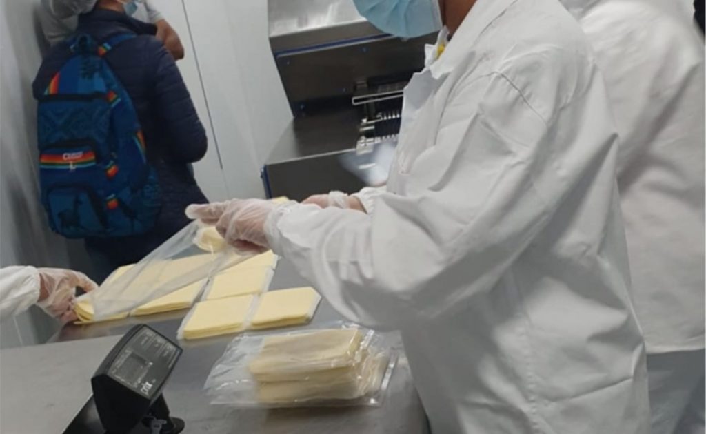 adaf A unidade de beneficiamento de leite e derivados e de carne e produtos cárneos entra em atividade com sete colaboradores e capacidade de produção de 1,5 tonelada por dia.