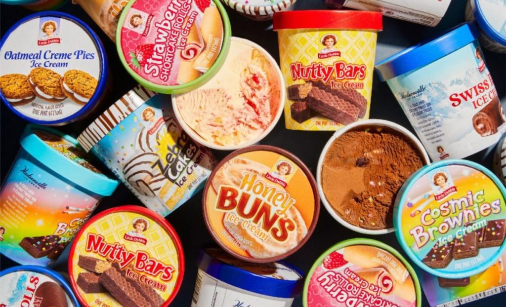 A Hudsonville Ice Cream fez uma parceria com a McKee Foods Corp. para lançar uma linha de sabores de sorvete com os bolos da marca Little Debbie.