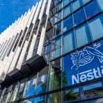 Já analistas da Jefferies avaliam que a Nestlé pode reduzir a projeção de margem para 2025 após a substituição, em meio a um aumento dos custos das commodities.