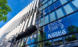 Já analistas da Jefferies avaliam que a Nestlé pode reduzir a projeção de margem para 2025 após a substituição, em meio a um aumento dos custos das commodities.