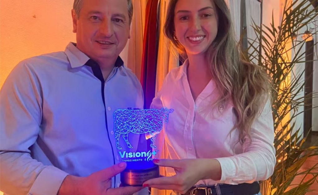 Médica Veterinária da Dália, Tais de Souza, representou a cooperativa durante entrega do troféu em evento que premiou uma novilha da Granja da empresa (Foto: Divulgação)