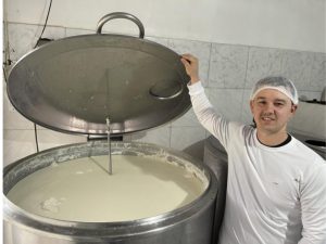 Leite pasteurizado produzido em Linha 17 de Junho também é fornecido para as escolas municipais (Foto: Débora Kist/Folha do Mate)