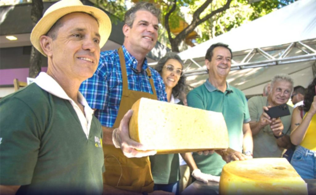 O produtor Ivair, do famoso ‘Queijo do Ivair’, Jordane Macedo, Lúcia (esposa e sócia do Ivair) e do deputado Antônio Carlos Arantes