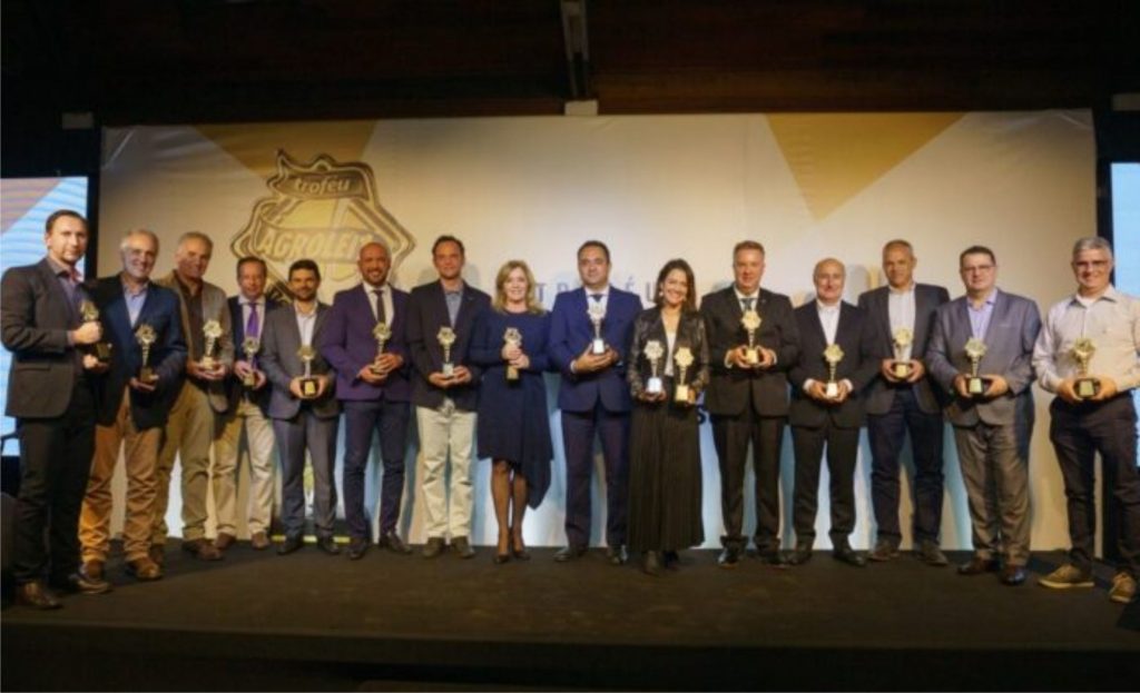 Na cerimônia realizada pela Castrolanda estavam presentes os representantes das três empresas finalistas em cada uma das 15 categorias do prêmio, patrocinadores diamante e ouro do Agroleite 2024.