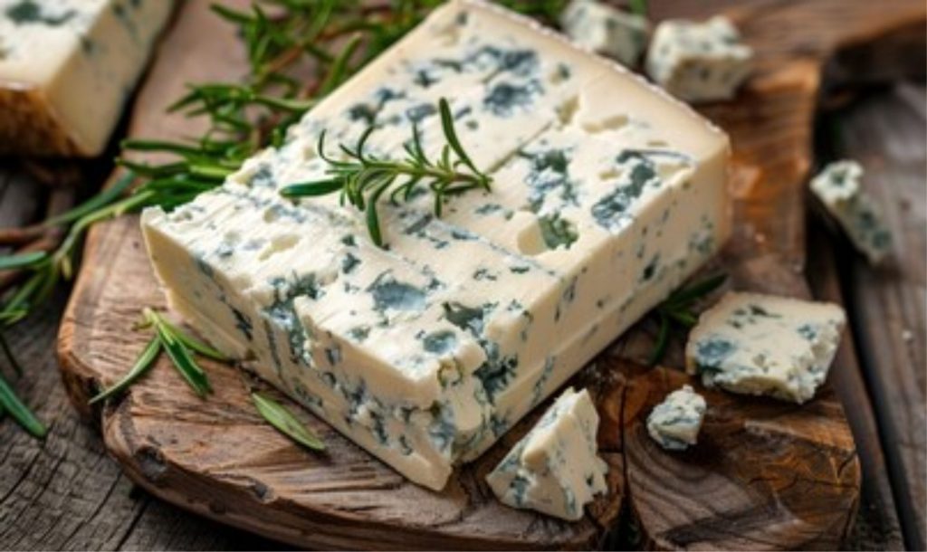 Queijos azuis. O décret fromage, define que o nome bleu é reservado a um queijo curado, de pasta ligeiramente salgada e com veios azuis devido à presença de bolores internos de cor azul esverdeado a branco acinzentado.