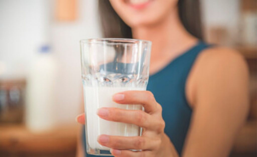 A nutricionista afirmou que tomar leite é muito saudável por causa de suas proteínas de alto valor biológico.