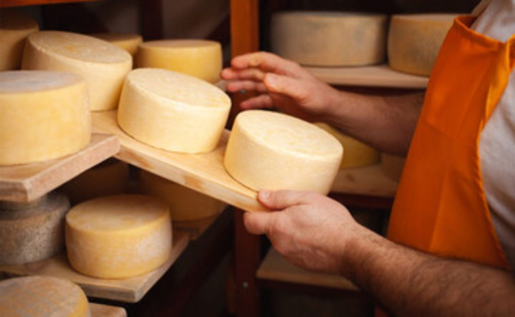 há várias maneiras de os fabricantes de queijo aumentarem a lucratividade, queijos