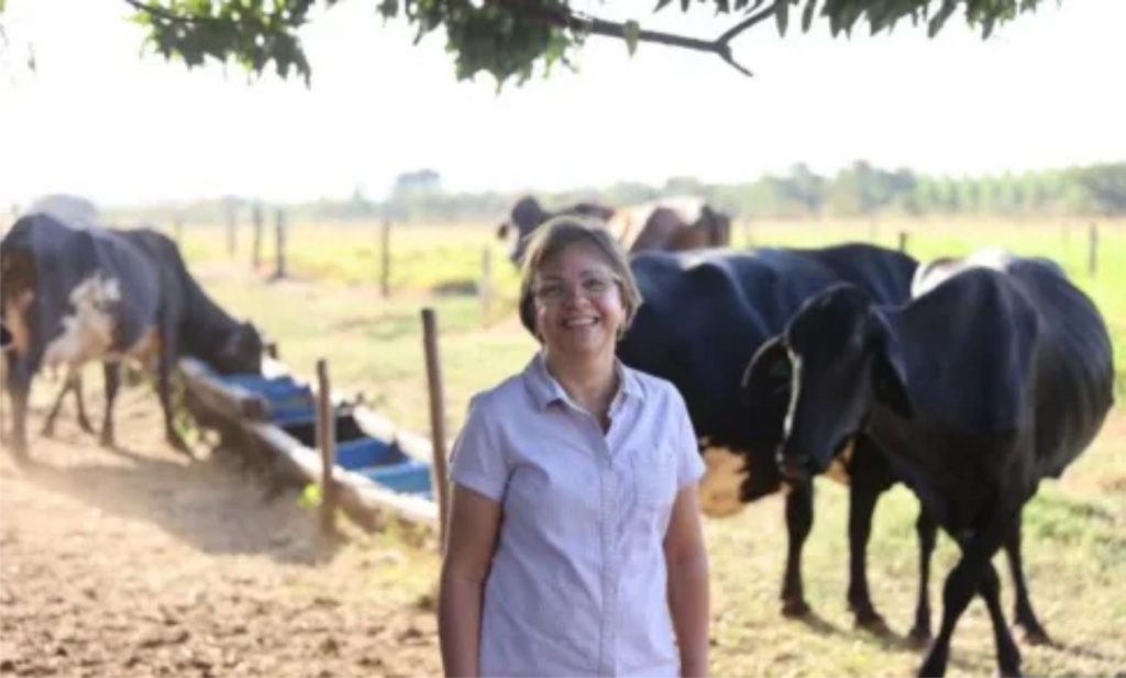 A produtora rural herdou dos pais a criação de gado de corte, porém, por paixão pela pecuária leiteira, há 20 anos partiu dela a decisão de investir no ramo.