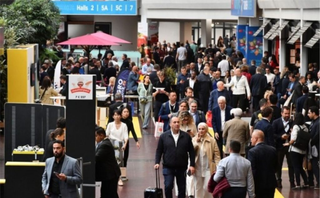 Foto via SIAL Paris: © Frank FOUCHA, © Xavier MUYER, © Loran DHERINES, Fotos oficiais: ©Sebastien d'HALLOY