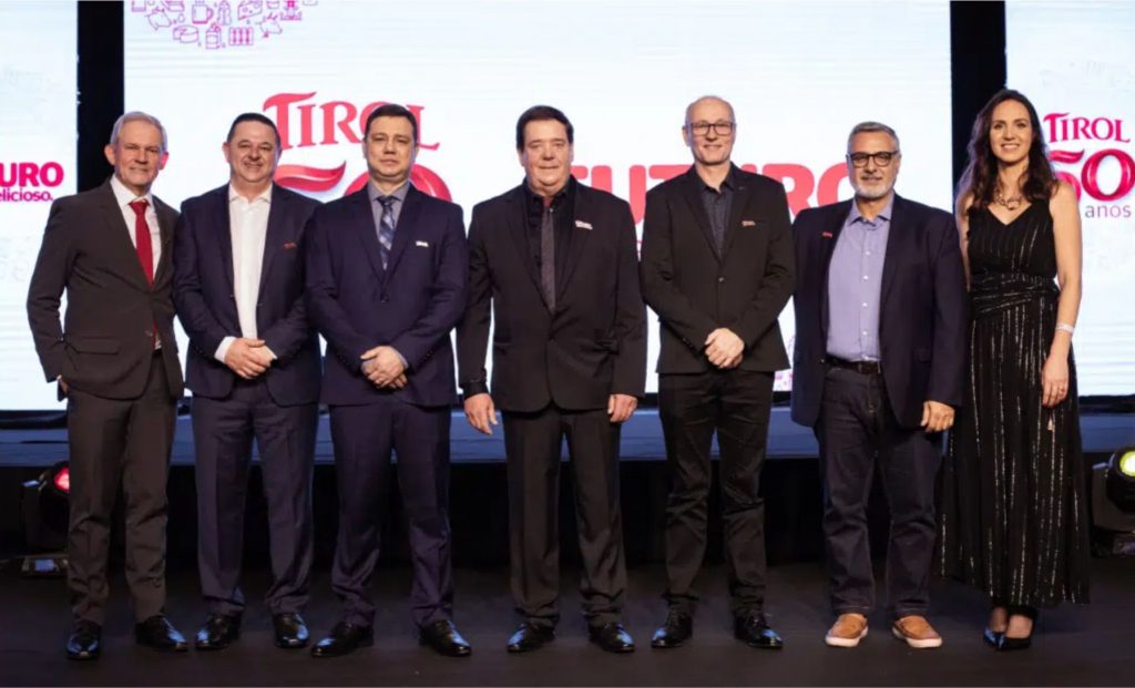 Durante o evento, o diretor executivo Mauro Dresch, falou da sua emoção em reviver a história da empresa e agradeceu aos sócios, à família e a todos que fizeram parte da trajetória da empresa. Tirol