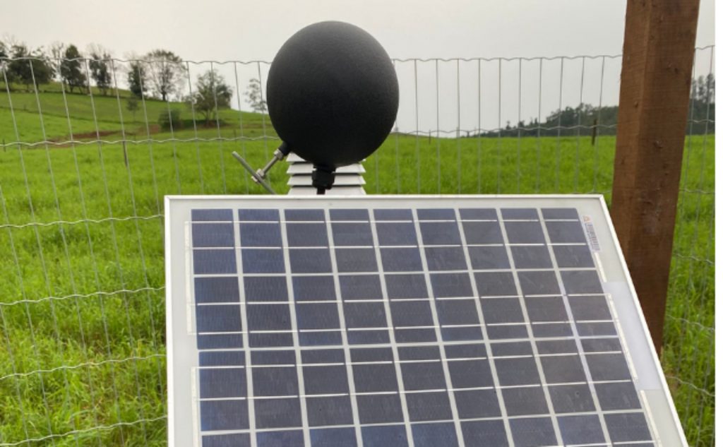 Globo negro abriga um termômetro, para indicar os efeitos combinados da energia radiante, temperatura e velocidade do ar (Foto: Divulgação / Epagri)