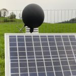 Globo negro abriga um termômetro, para indicar os efeitos combinados da energia radiante, temperatura e velocidade do ar (Foto: Divulgação / Epagri)