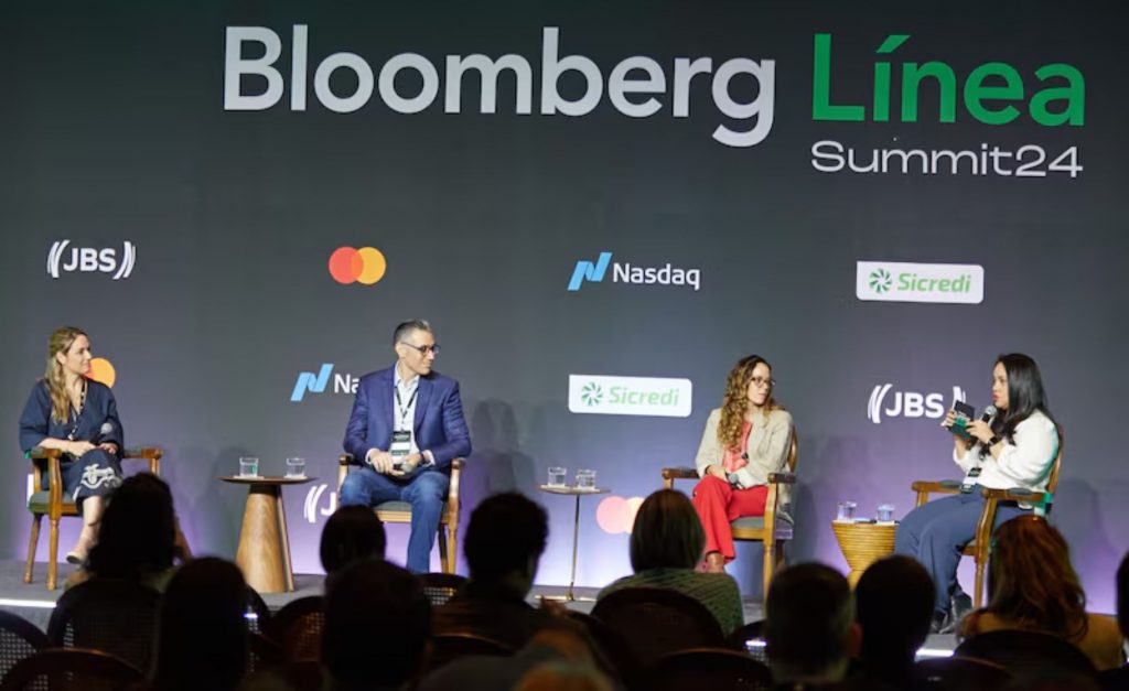 Marcela Caselato, da Novo Nordisk, Julia Michelin, da Bio Ritmo, e José Arthur Lorenzetti, da Danone, discutiram as oportunidades na indústria de wellness no Bloomberg Línea Summit.