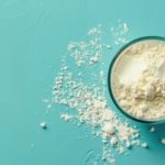 Além da concentração de proteínas, a lactose presente no permeado do soro de leite também encontra diversas aplicações, desde a fabricação de prebióticos até o desenvolvimento de produtos nutracêuticos e farmacêuticos.