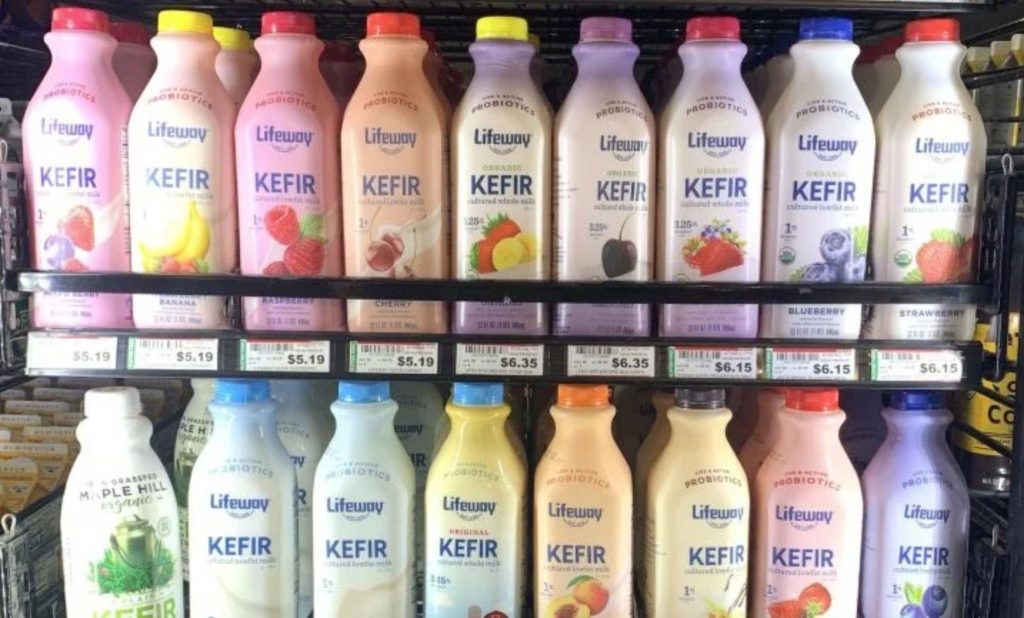 Danone. Bebidas de kefir da Lifeway à venda em um mercado de alimentos Sendik's em Mequon, Wisconsin. Crédito: Lifeway Foods