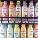 Danone. Bebidas de kefir da Lifeway à venda em um mercado de alimentos Sendik's em Mequon, Wisconsin. Crédito: Lifeway Foods