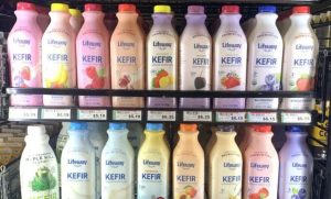 Danone. Bebidas de kefir da Lifeway à venda em um mercado de alimentos Sendik's em Mequon, Wisconsin. Crédito: Lifeway Foods