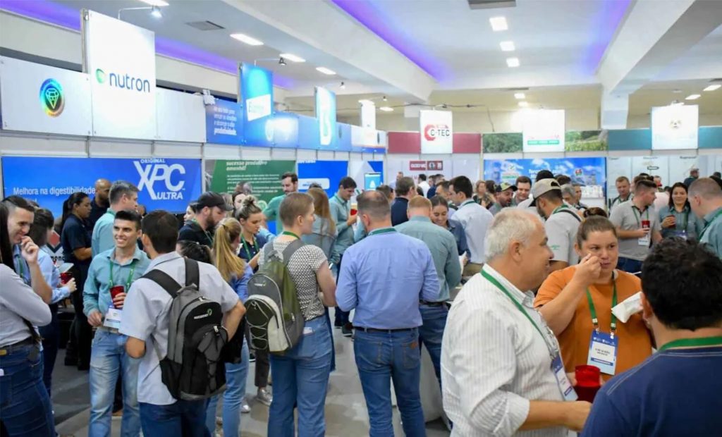 Realizada paralelamente ao 13º Simpósio Brasil Sul de Bovinocultura de Leite, no Centro de Cultura e Eventos Plínio Arlindo De Nes, a estrutura da Milk Fair reuniu 22 estandes de empresas de tecnologia, nutrição animal, genética, manejo e automação