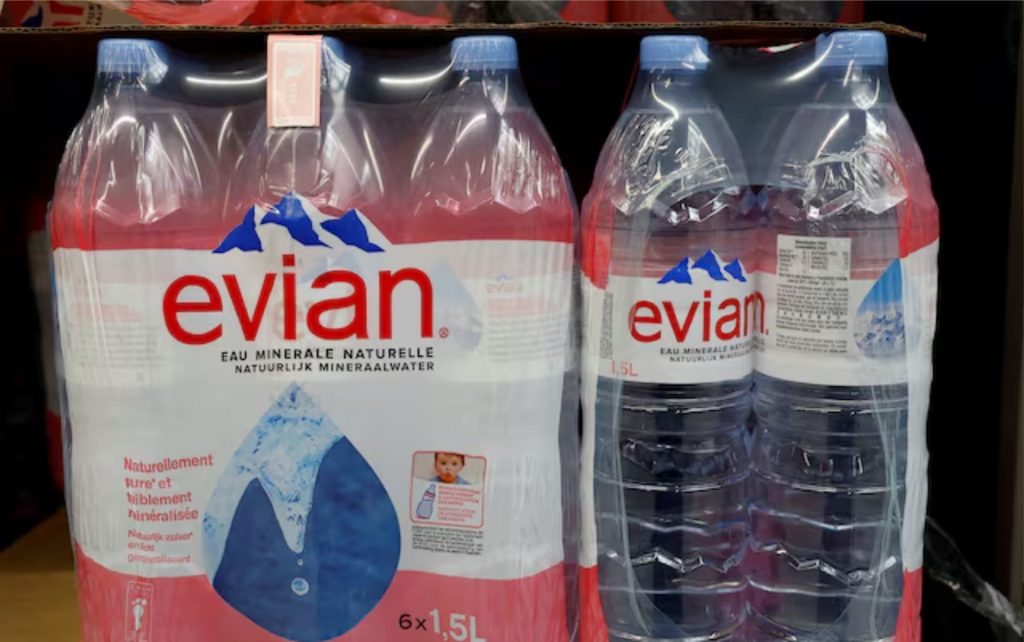 Garrafas de água mineral Evian são exibidas em um supermercado em Nice, França, em 9 de janeiro de 2023. REUTERS/Eric Gaillard/File Photo Purchase Licensing Rights