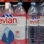 Garrafas de água mineral Evian são exibidas em um supermercado em Nice, França, em 9 de janeiro de 2023. REUTERS/Eric Gaillard/File Photo Purchase Licensing Rights