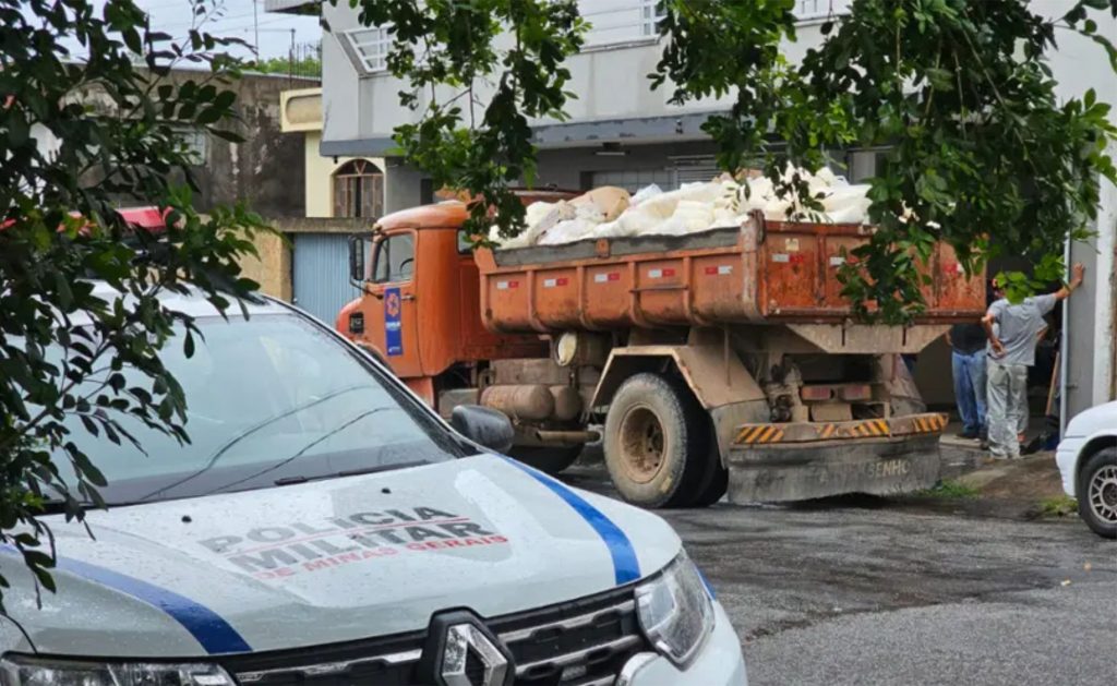 Policia Militar Os militares acionaram o Serviço de Inspeção Municipal (SEMAC), de Divinópolis, que tomou as providências de praxe quanto à apreensão do material contaminado e providências de Vigilância Sanitária.