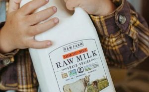 Até o momento, nenhuma infecção humana foi associada ao leite cru da Raw Farm.