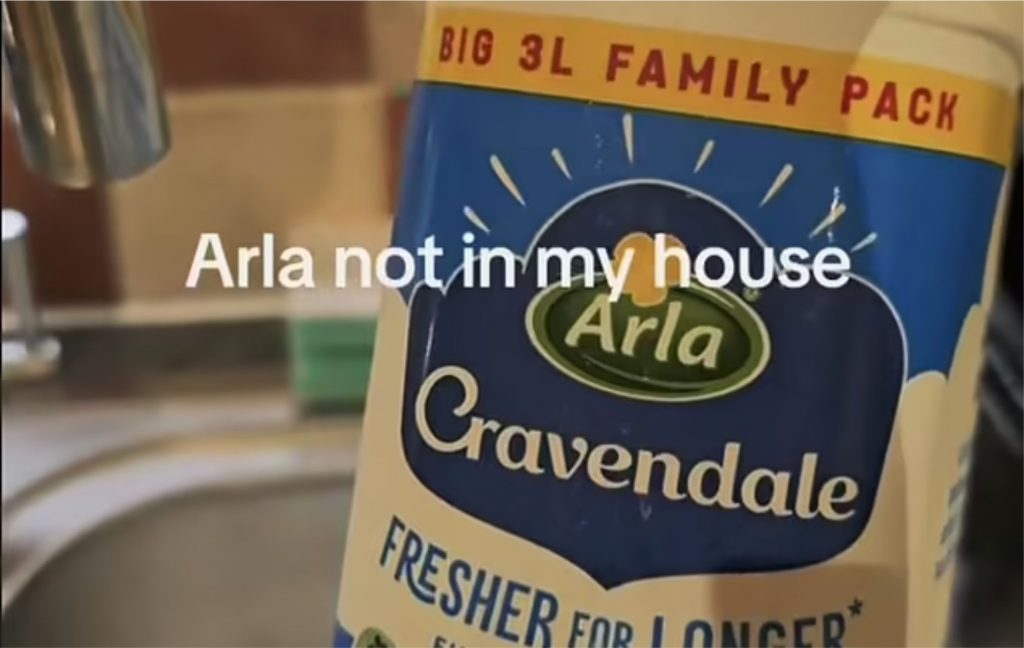 Em um vídeo do TikTok visto milhares de vezes, uma usuária derrama seu leite Arla na pia, acrescentando ‘Arla não está em minha casa’