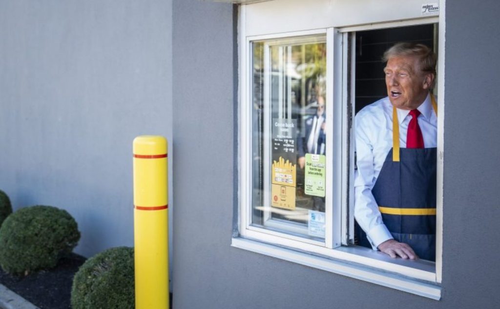 Donald Trump fala com repórteres enquanto está em uma janela de drive-thru durante uma parada de campanha em um McDonald's em Feasterville-Trevose em 20 de outubro de 2024. Crédito: Jabin Botsford/The Washington Post via Getty Images