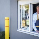 Donald Trump fala com repórteres enquanto está em uma janela de drive-thru durante uma parada de campanha em um McDonald's em Feasterville-Trevose em 20 de outubro de 2024. Crédito: Jabin Botsford/The Washington Post via Getty Images