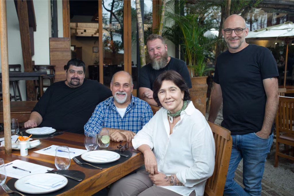 O júri (da esq. para dir.): o diretor de marketing do Pobre Juan, Marcelo Maia, o chef consultor italiano Sauro Scarabotta, a chef Jacqueline Iwao, da Urban Kitchen, da Org Pizzaria e da sorveteria Nice Cream, (em pé) o cozinheiro e expert em charcutaria Egon Jais, da Jais Hand Made, e o chef e assador argentino Chico Mancuso, do Rincon Escondido Foto: Tiago Queiroz