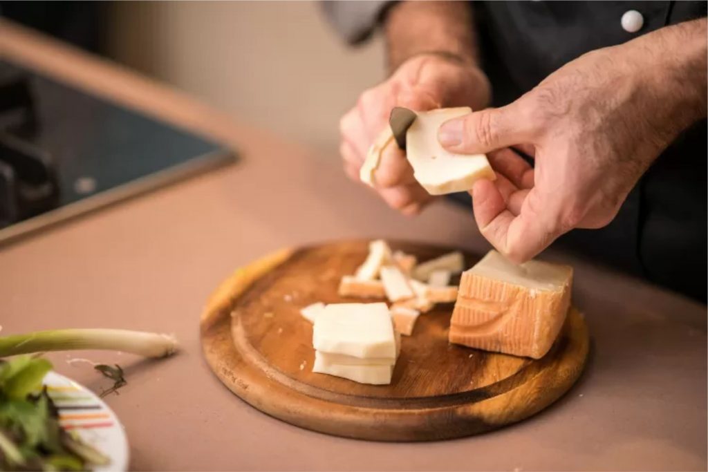 Atenção: é um crime NÃO comer a casca de um queijo 'fedido' 9 Taleggio: o ideal é não tirar a casca, segundo os experts Imagem: ilbusca/Getty Images