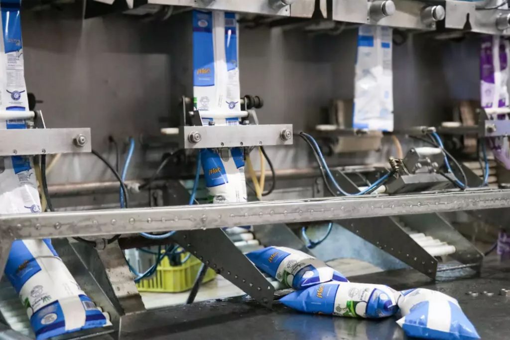 Imbaúba Laticínios: a fábrica de MS que virou gigante sem deixar de ser gente 8 São envasados mais de 16 mil litros de leite e bebidas lácteas por hora. (Foto: Henrique Kawaminami)