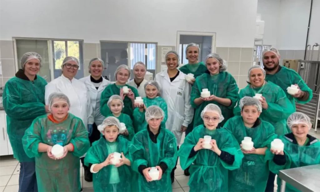 A atividade envolveu filhos de produtores rurais que já atuam com a atividade leiteira, incentivando a sucessão familiar