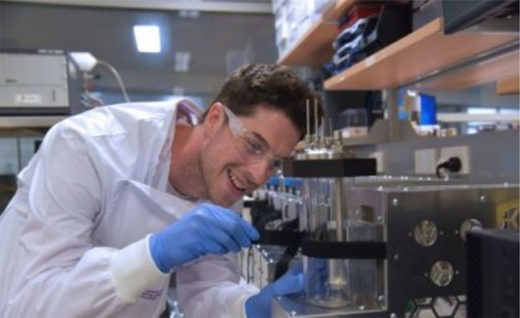 Dr. Aiden Beauglehole trabalhando com os biorreatores da UQ. Proteínas lácteas.