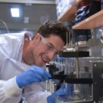 Dr. Aiden Beauglehole trabalhando com os biorreatores da UQ. Proteínas lácteas.