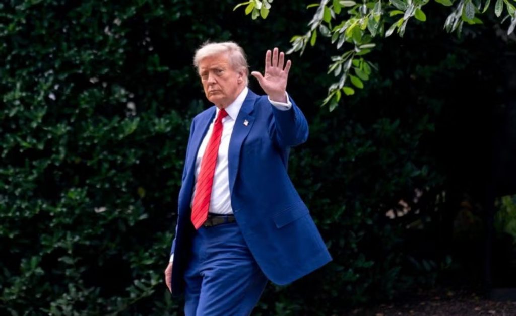 O presidente dos EUA, Donald Trump, caminha no gramado sul da Casa Branca antes de embarcar no Marine One em Washington, DC, EUA, em 20 de junho de 2025. Crédito: Stefani Reynolds/Bloomberg via Getty Images