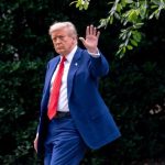 O presidente dos EUA, Donald Trump, caminha no gramado sul da Casa Branca antes de embarcar no Marine One em Washington, DC, EUA, em 20 de junho de 2025. Crédito: Stefani Reynolds/Bloomberg via Getty Images
