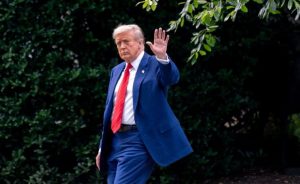 O presidente dos EUA, Donald Trump, caminha no gramado sul da Casa Branca antes de embarcar no Marine One em Washington, DC, EUA, em 20 de junho de 2025. Crédito: Stefani Reynolds/Bloomberg via Getty Images