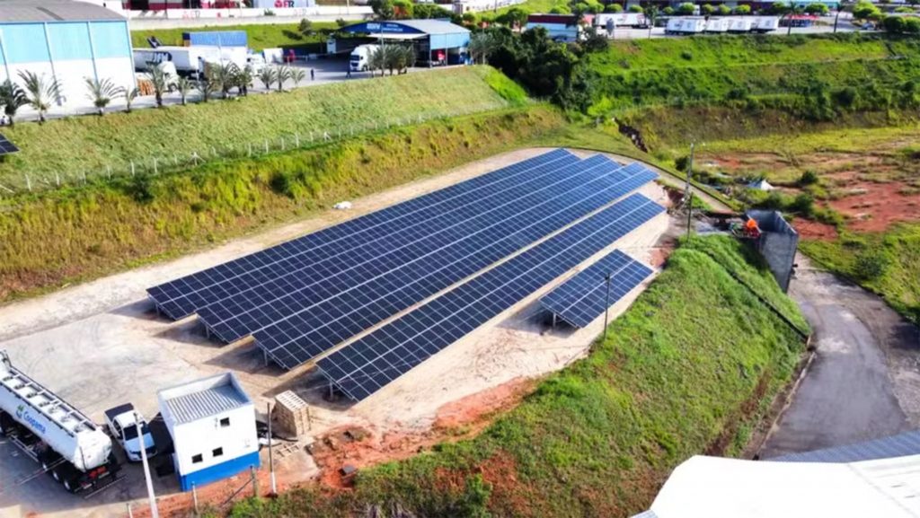 Fazenda de leite economiza R$ 50 mil por mês com energia solar 8 Fazenda de energia solar da Coopama em Machado (MG) — Foto: Divulgação