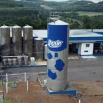 Deale possui duas plantas fabris e tem capacidade para processar 850 mil litros de leite por dia — Foto: Deale/Divulgação/ Scala