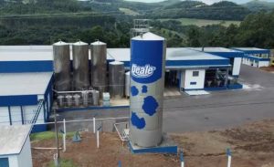Deale possui duas plantas fabris e tem capacidade para processar 850 mil litros de leite por dia — Foto: Deale/Divulgação/ Scala
