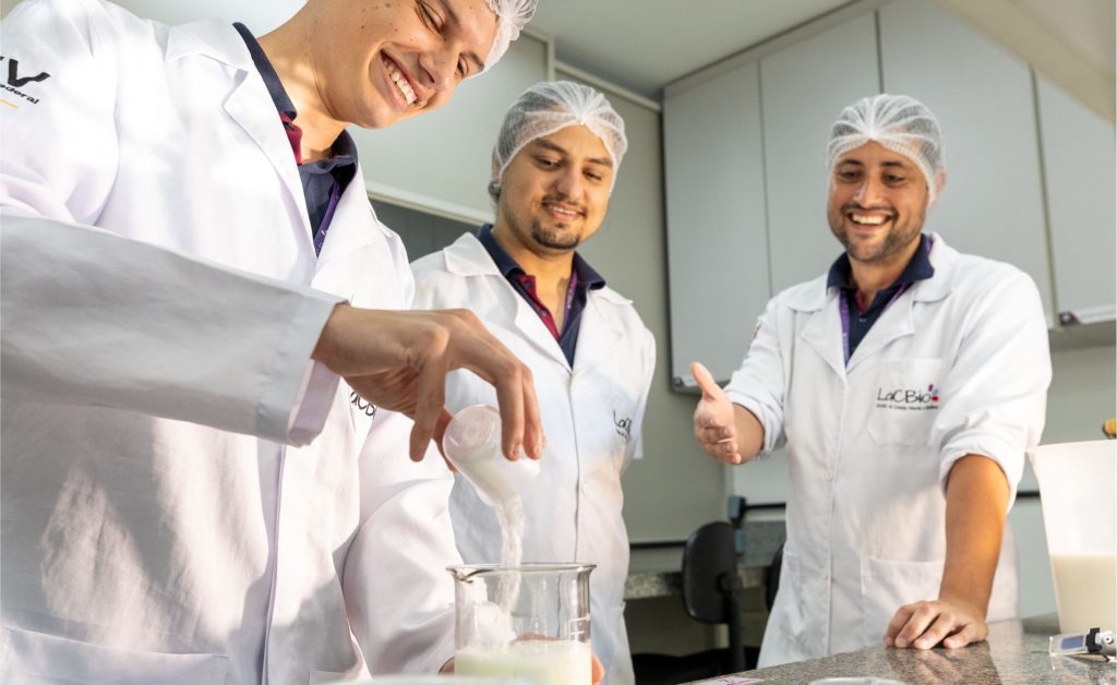 A fórmula e o processo de fabricação seguem em sigilo, já que o produto está em fase de registro de patente junto ao Instituto Nacional de Propriedade Intelectual (INPI). UFV