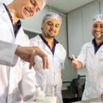 A fórmula e o processo de fabricação seguem em sigilo, já que o produto está em fase de registro de patente junto ao Instituto Nacional de Propriedade Intelectual (INPI). UFV