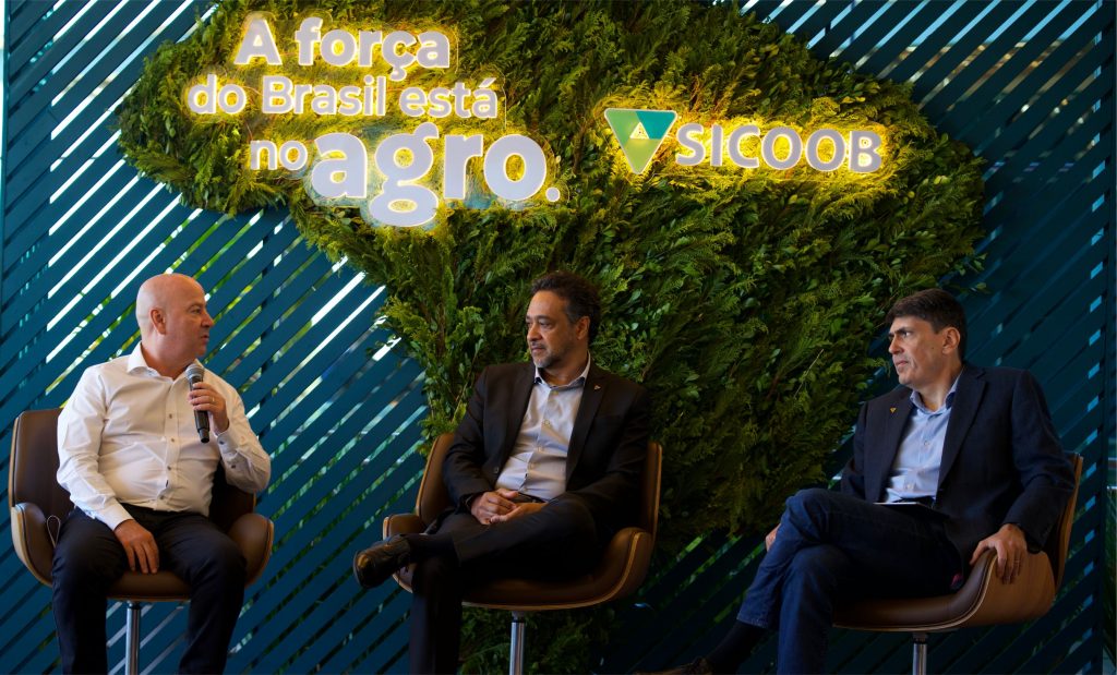 Da esquerda para direita: Francisco Reposse Junior, diretor Comercial e de Canais do Sicoob; Miguel Oliveira, presidente do Conselho de Administração do Sicoob; Marco Aurélio Almada, diretor-presidente do Sicoob