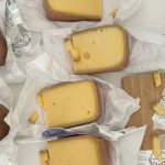Cada queijo foi embalado individualmente, lacrado e carimbado pelo SIF, seguindo os rigorosos protocolos sanitários exigidos para produtos de origem animal.