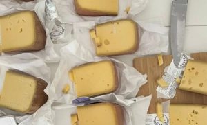 Cada queijo foi embalado individualmente, lacrado e carimbado pelo SIF, seguindo os rigorosos protocolos sanitários exigidos para produtos de origem animal.