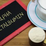 Proteina. A alfa-lactoalbumina é rica em aminoácidos essenciais, está associada ao desenvolvimento cognitivo e tem alto valor nutricional, especialmente em fórmulas infantis.