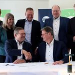 Leite europeu. Jan Toft Nørgaard, presidente da Arla Foods, aperta a mão de Heinz Korte, presidente do DMK Group, ao lado dos principais acionistas de ambas as cooperativas (Arla Foods/Arla Foods).