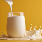 A palavra-chave é leite — e o projeto quer garantir que ela se refira unicamente ao produto obtido da glândula mamária de vacas, cabras e outros animais ruminantes.