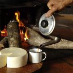Em Minas, o visitante pode provar um queijo com um café coado na hora.